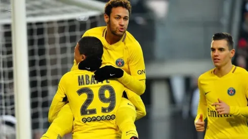 LOS SOCIOS. Mbappé celebra con Neymar en el triunfo contra el Rennes.
