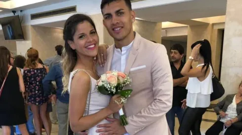 Camila Galante y Leandro Paredes posan luego de haberse casado.
