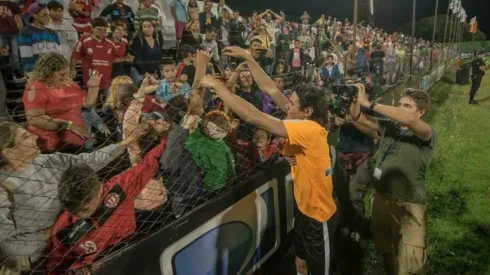 LADO SOLIDARIO. Cavani saluda a lo más chicos en el evento "Salto a la vida" en Uruguay.
