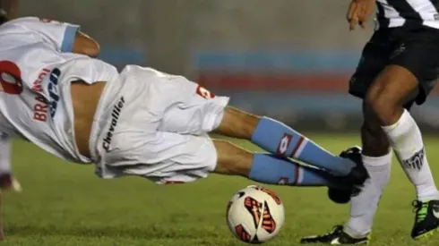 PARADO EN EL AIRE. El momento exacto del penal de Braghieri a Ronaldinho.
