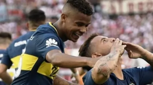 Barrios y Cardona celebran un gol en la cancha de River.
