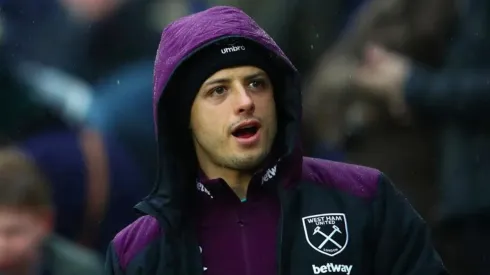 DE SUPLENTE. La imagen de "Chicharito" en la banca es cada vez más común en el West Ham.
