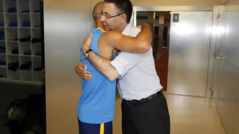 Abrazo entre Mascherano y Bartomeu.
