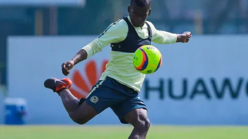 ESTUVO MAL. Quintero le quiso dar un pelotazo a un periodista que estaba trabajando en vivo.