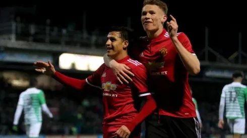 CELEBRAN LOS DIABLOS ROJOS. Alexis Sánchez celebra el tanto con la afición del Manchester United enfrente.
