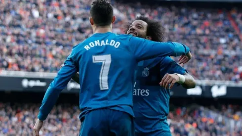 AMIGOS MERENGUSO. Cristiano Ronaldo celebra con Marcelo su gol en Mestalla contra Valencia.
