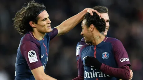 COMPAÑEROS EN CANCHA. Edison Cavani festeja junto a Neymar en el Paris Saint-Germain.
