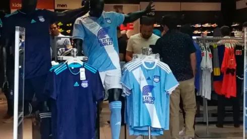 Las nuevas camisetas de Emelec ya están a la venta.
