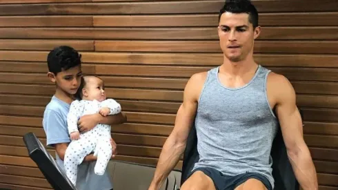 Cristiano trabaja horas extras en el gimnasio de su casa.
