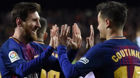 CHOQUE LOS CINCO. Messi celebra con Coutinho el primer gol del brasileño con Barcelona.
