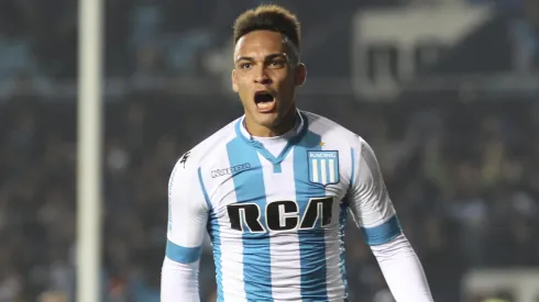 Lautaro Martínez, figura de Racing, grita un gol en el Cilindro.
