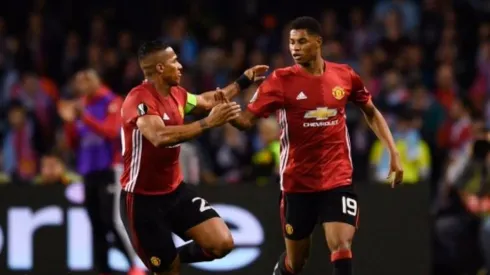 Marcus Rashford festeja el gol con el ecuatoriano Valencia.
