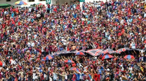 Los hinchas ya pueden comprar su nueva indumentaria de Deportivo Quito.
