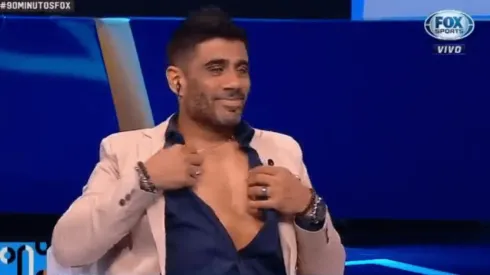 ¡QUÉ CORAJE, NEGRO! Bulos mostró que estaba depilado ante la burla de sus compañeros.