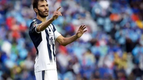 PONIENDO ORDEN. El capitán Basanta da órdenes a sus compañeros en un partido de Rayados.
