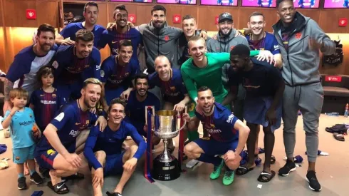 JUNTOS A TODOS. Yerry Mina en la foto grupal en el vestuario del Barcelona campeón.
