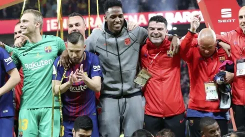 Yerry Mina festejando su título de campeón.
