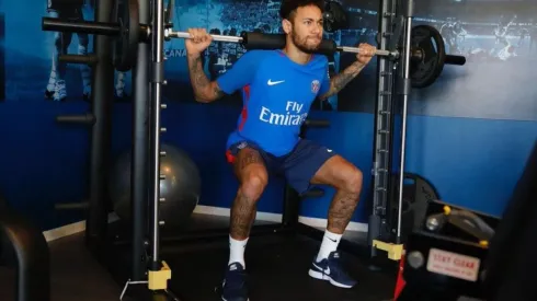 CON TODO. Neymar Jr. en el gimnasio del Paris Saint-Germain a 40 días de Rusia 2018.
