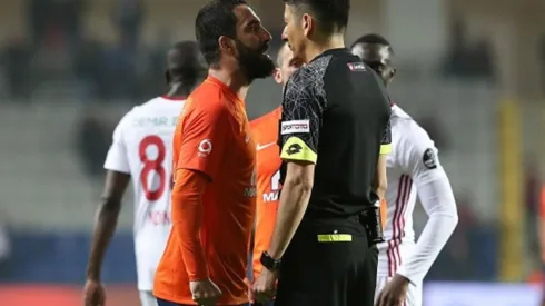 Arda Turan recibió una sanción histórica de 16 partidos por volverse loco con un árbitro