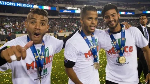 Gio Dos Santos con su hermano Jonathan y su amigo Carlos Vela
