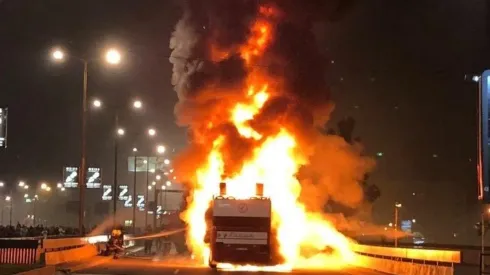 ¡SE PRENDIÓ! El colectivo del Estrella Roja, en llamas tras los festejos.
