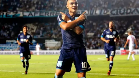 Lautaro Martínez festejando un tanto en Racing.