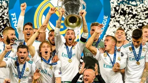 CAMPEONES OLÉ OLÉ OLÉ. Sergio Ramos levanta una nueva Orejona y Real Madrid la Champions League (Foto: Getty).
