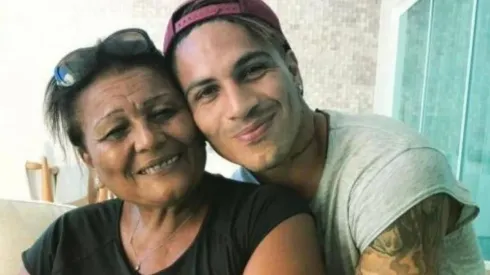 Foto de Paolo Guerrero con su madre
