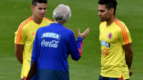 José Pékerman conversa con James Rodríguez y Radamel Falcao, quienes están llamados a ser protagonistas.