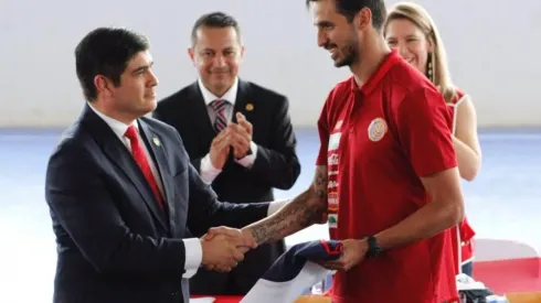 El presidente Carlos Alvarado entregó la bandera costarricense al goleador Bryan Ruiz
