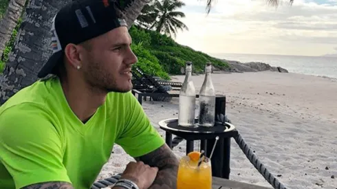 ¿ESTÁ PRENDIDO EL CELULAR, MAURO? Icardi descansa en el paraíso mientras Argentina busca otro convocado.
