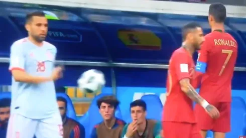 No estuvo bien. Cristiano le tiró de mala manera la pelota a Jordi.
