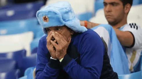 EL DOLOR DE TODOS. La frustración de dos hinchas en el estadio tras ver perder a la Argentina (Foto: Getty).
