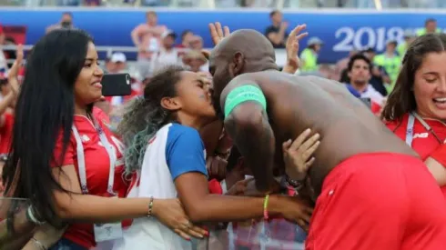 Luego del partido, Felipe Baloy fue a celebrar con su hija y su familia en la tribuna
