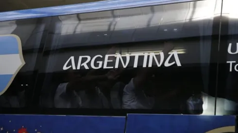 Los jugadores de Argentina llegaron al estadio cantando y golpeando el micro