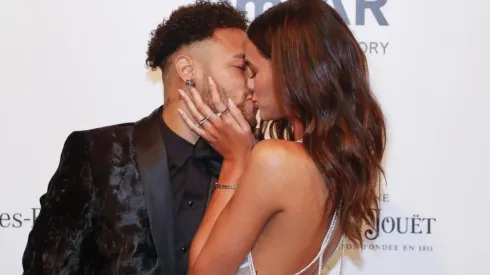 Foto de Neymar dándole un beso a Bruna, su pareja.
