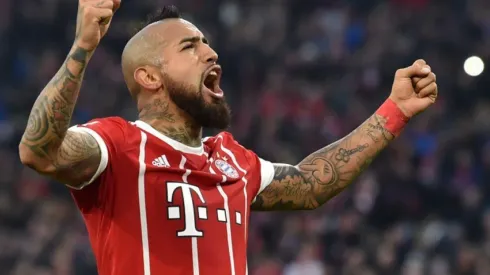 Arturo Vidal celebrando con la playera del Bayern Munich.
