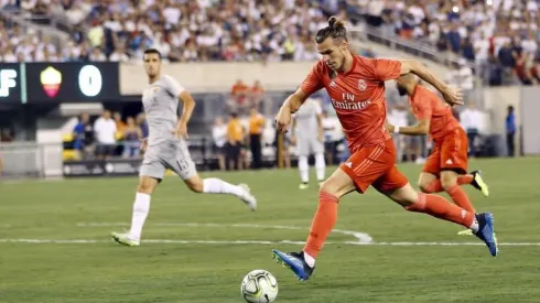 ARRANCÓ LA MÁQUINA. Bale desborda ante la Roma en el Metlife Stadium.
