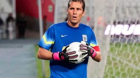 El guardametas demostró su enojo por la situación que le tocó vivir a su compañero.