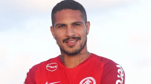 El peruano dejó Flamengo y se sumó a su nuevo equipo del fútbol brasileño.