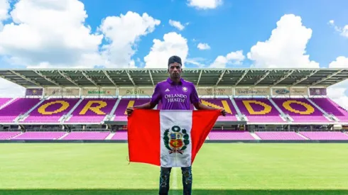 El exjugador de Wolfburgo posó con la camiseta del conjunto norteamericano y la bandera peruana.
