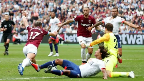 Chicharito en la jugada del penal a favor del West Ham.
