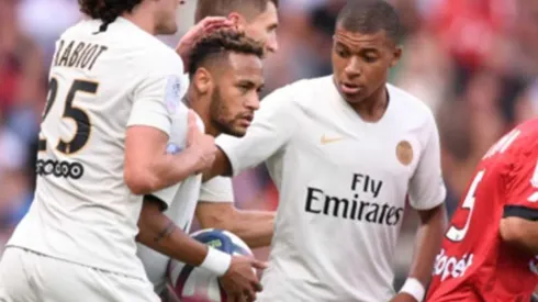 Neymar celebra junto a Mbappé.
