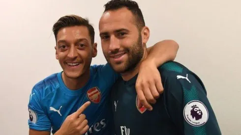 Ospina y Özil compartieron equipo desde mediados de 2014 en Arsenal.
