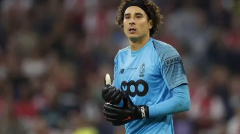 Guillermo Ochoa con el Standard Lieja de Bélgica.
