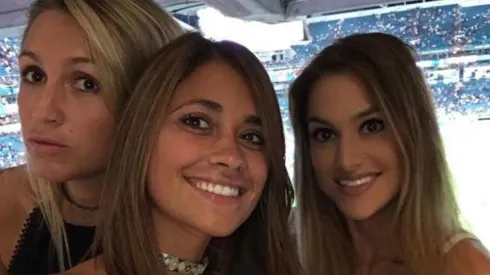 Foto de la mujer de Lionel Messi junto a sus amigas.
