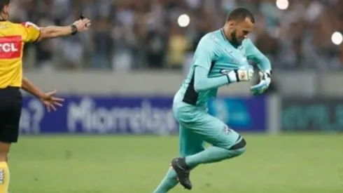 El video del día: el arquero del Ceará pateó un tiro libre y le clavó un golazo al Cortinthians