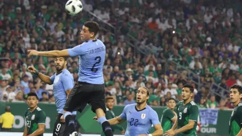 Gol bien charrúa: Giménez saltó más que nadie y puso el 1-0 de Uruguay