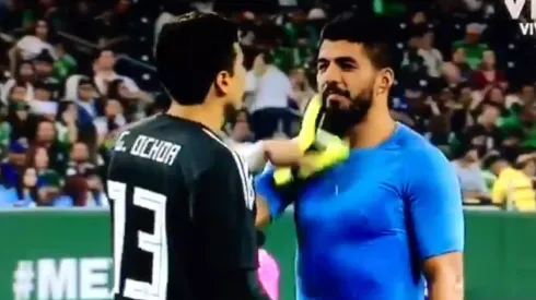 Foto de Luis Suárez junto a Memo Ochoa.
