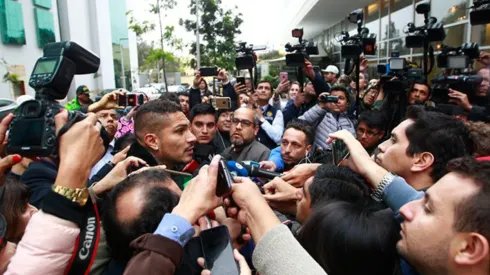 El delantero de Internacional manifestó su enojo con el hotel peruano.
